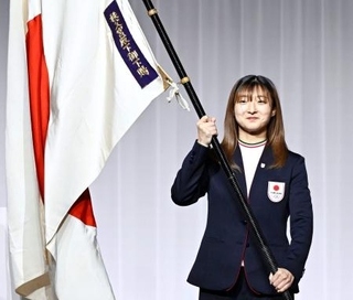 　ミラノ・コルティナ冬季五輪の日本選手団の結団式で、団旗を手にするフィギュアスケート女子の坂本花織＝１８日午後、千葉県船橋市