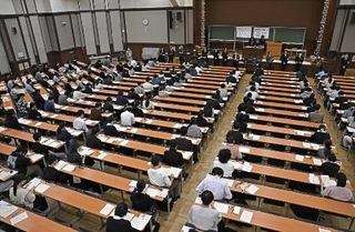 　大学入学共通テストに臨む受験生＝１７日、東京都文京区の東大