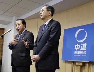 　新党「中道改革連合」を紹介するユーチューブ動画の収録を終え、記者団の取材に応じる立憲民主党の野田佳彦代表（左）と公明党の斉藤鉄夫代表＝１７日、東京・永田町