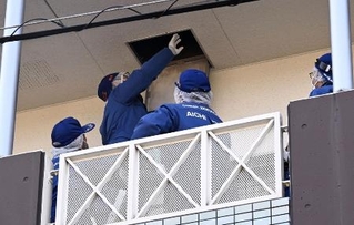 　室内で焼けた女性の遺体が見つかった集合住宅を調べる捜査員＝１８日、愛知県豊田市東新町