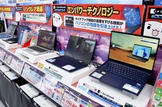 　家電量販店のパソコン売り場＝１６日、東京都千代田区