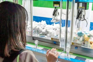 　コンビニに設置されたクレーンゲーム（ファミリーマート提供）