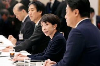 　経団連との懇談会であいさつする高市首相（右から２人目）＝１９日午後、首相官邸