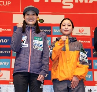 　記者会見で写真に納まるノルディックスキー・ジャンプ女子の丸山希（左）と高梨沙羅＝１９日、山形市