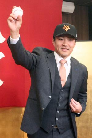 　入団記者会見し、ボールを手にポーズを取る巨人の則本＝１９日、東京都内のホテル