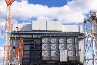 　建屋を覆う大型カバーの屋根が閉じた状態の福島第１原発１号機＝１６日（東京電力提供）