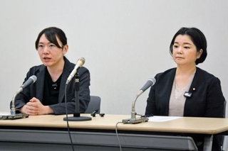 　記者会見するチームみらいの安野党首（左）と無所属の尾辻朋実氏＝２０日午前、国会内