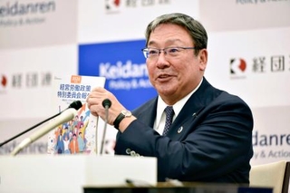 　記者会見する経団連の経営労働政策特別委員会の長沢仁志委員長＝２０日午後、東京都千代田区
