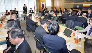 　自民党本部で開かれた外国人政策本部の会合＝２０日午後、東京・永田町