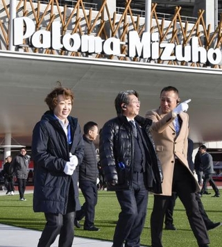 　パロマ瑞穂スタジアムを視察する愛知・名古屋アジア大会推進議員連盟の橋本聖子会長（左端）＝２０日午後、名古屋市瑞穂区
