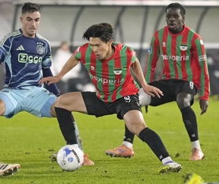 　アヤックス戦で攻め込むＮＥＣナイメヘンの塩貝（中央）＝２０２５年１２月、ナイメヘン（共同）