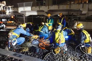 　夜間に架線を張り替えるＪＲの作業員＝２０２５年１１月、東京都港区