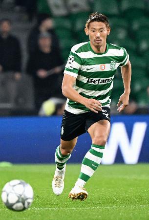 　パリ・サンジェルマン戦の前半、プレーするスポルティングの守田＝リスボン（共同）