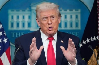 　米ホワイトハウスで記者会見するトランプ大統領＝２０日、ワシントン（ＡＰ＝共同）