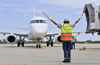 　全日本空輸と日本航空が実施した「グランドハンドリング」＝２０２４年５月、仙台空港