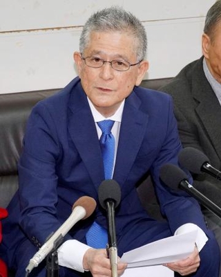 　記者会見する元衆院議員の瑞慶覧長敏氏＝２１日午後、沖縄県庁