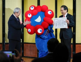 　関西元気文化圏賞の大賞を受賞した大阪・関西万博の公式キャラクター「ミャクミャク」＝２１日午後、大阪市北区