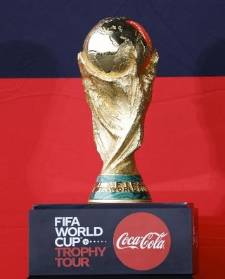 羽田空港で披露されたサッカーＷ杯の優勝トロフィー＝２０２２年