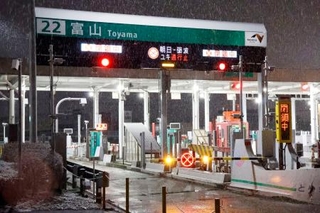 　北陸道の砺波-朝日間が通行止めとなり、閉鎖された富山ＩＣ＝２１日午後６時２８分、富山市