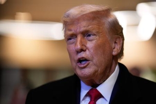 　スイス東部ダボスで報道陣の取材に応えるトランプ大統領＝２１日、ダボス（ＡＰ＝共同）