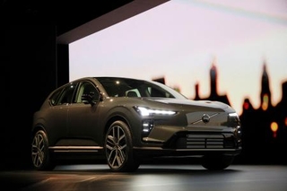 　ボルボの新型ＥＶ「ＥＸ６０」＝２１日、ストックホルム（ロイター＝共同）