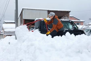 　新潟県柏崎市で雪かきをする人＝２２日午前