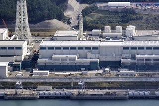 　新潟県の東京電力柏崎刈羽原発の６号機（中央）＝２０２５年１１月（共同通信社機から）
