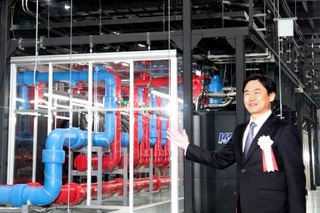 　データセンター開所式であいさつするＫＤＤＩの松田浩路社長＝２２日午後、堺市