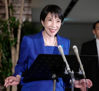 　衆院解散などについて、記者団の取材に応じる高市首相＝２３日午後５時５１分、首相官邸