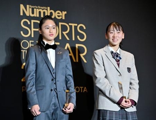 　「ＮＥＷ　ＦＡＣＥ賞」を受賞した陸上女子の久保凜（右）とスケートボード男子の小野寺吟雲＝２３日、東京都千代田区