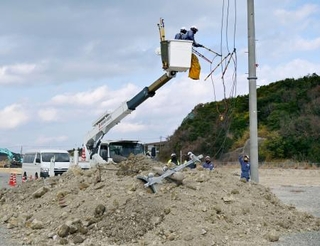 　南海トラフ巨大地震に対応するため、南紀白浜空港で行われた関西電力送配電と陸上自衛隊中部方面隊の共同訓練＝２４日、和歌山県白浜町