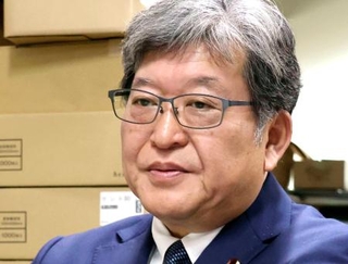 　取材に応じる自民党の萩生田光一幹事長代行＝１７日、東京都八王子市