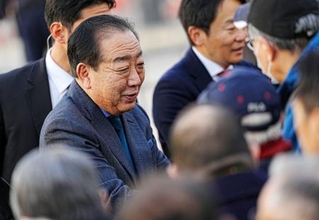 　街頭演説を終え、有権者らと握手を交わす中道改革連合の野田共同代表＝２４日午前、東京都立川市