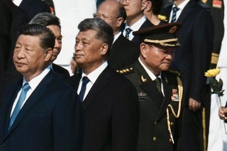 　「烈士記念日」の式典に臨む中国の習近平国家主席（手前左）と張又キョウ・中央軍事委員会副主席（同右）＝２０２５年９月、北京（共同）