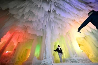　北海道上川町で始まった「層雲峡温泉氷瀑まつり」を楽しむ人たち＝２４日夕