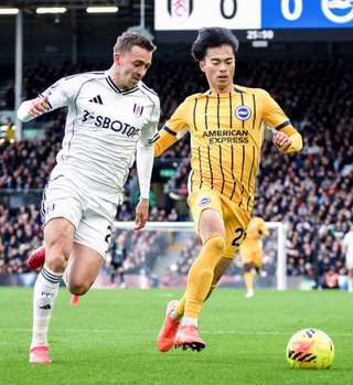 　フラム戦で攻め込むブライトンの三笘（右）＝ロンドン（共同）