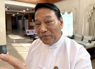 　２２日、ミャンマー・ヤンゴンで取材に応じる連邦団結発展党のキンイー党首（共同）