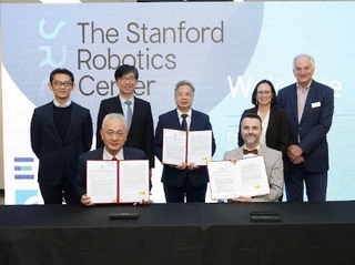 　ロボット分野の協力文書の署名に立ち会ったキョウ・メイキン氏（中央）＝２３日、米西部サンフランシスコ（台湾経済部提供・共同）
