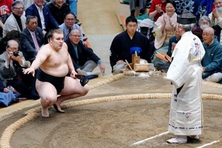 　優勝決定戦で熱海富士を破り、勝ち名乗りを受ける安青錦。２場所連続優勝を果たした＝両国国技館
