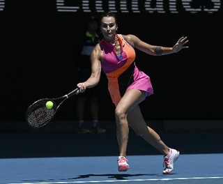 　女子シングルス４回戦でプレーするアリーナ・サバレンカ＝メルボルン（ゲッティ＝共同）