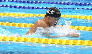 　男子２００メートル平泳ぎで力泳する大橋信＝東京アクアティクスセンター