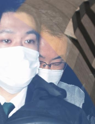 　送検のため警視庁本部を出る佐藤伸一容疑者（奥）＝２６日午前９時