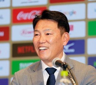 　ＷＢＣ出場メンバーを追加発表し、記者の質問に答える野球日本代表の井端弘和監督＝２６日、東京都内