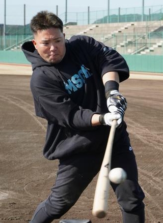 　打撃練習するソフトバンク・山川＝福岡市