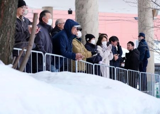 　衆院選の街頭演説に集まった人たち＝２７日午前９時２６分、青森県内