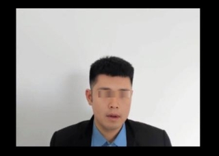 　ビデオ通話で話すニセの警察官（長崎県警提供、顔に画像加工しています）