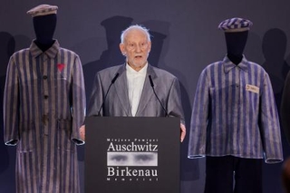 　アウシュビッツ強制収容所跡で開かれた式典で演説する生存者のベルナルド・オッフェン氏＝２７日、ポーランド南部オシフィエンチム（ＡＰ＝共同）