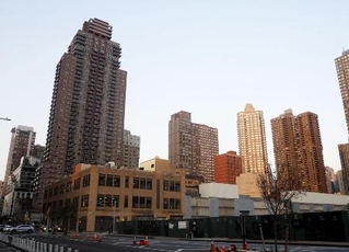 　米ニューヨークの中心部マンハッタンに林立する高層マンション＝２０２２年