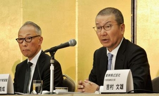 　２０２５年の映画概況を発表する映連の島谷能成会長（右）ら＝２８日午後、東京都中央区