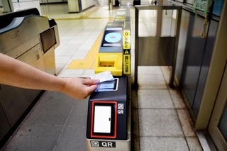 　クレジットカードなどのタッチ決済に対応した改札機